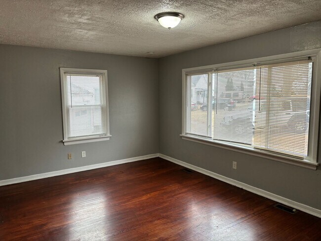 Building Photo - 3 Bedroom