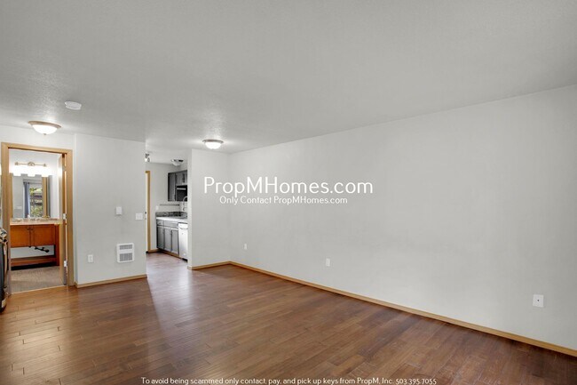 Building Photo - Updated Townhome in Newberg - Deposit Spec...