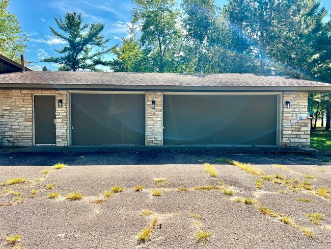 Building Photo - 1047 Oak Dr