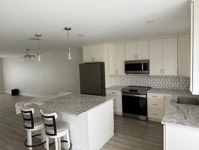 Building Photo - 781 Palm View Dr