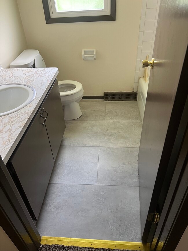 Main Bathroom - 5822 S Indiana Ave