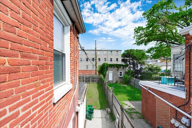 Building Photo - 523 W Chestnut St