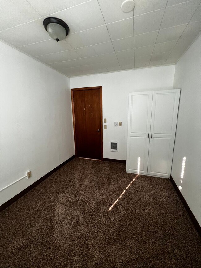 Building Photo - 802-806 Queen Ave SE