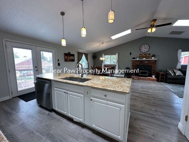 Foto del edificio - "Charming 3-Bedroom Retreat in Scenic Evergreen!