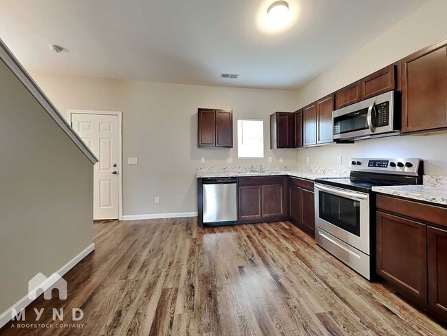 Building Photo - 803 The Heights Ln