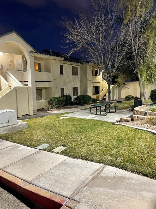 Picnic/BBQ Area - Lindell Harbor Senior Apartments