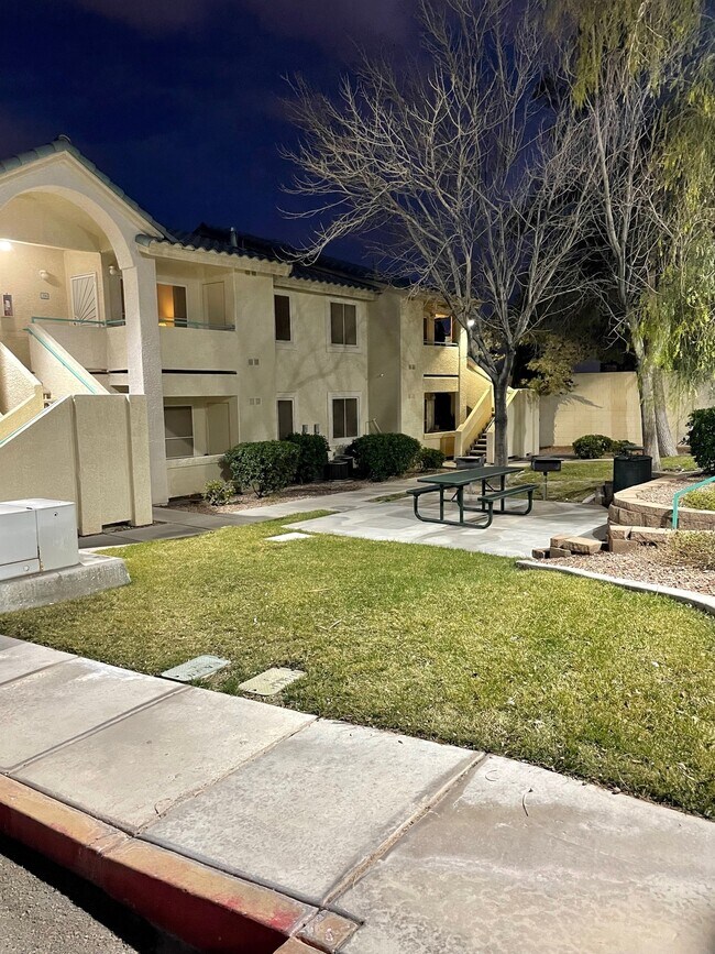 Área de pícnic/barbacoa - Lindell Harbor Senior Apartments
