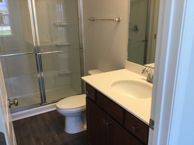 Baño completo en el primer piso - 208 Hickory Plains Rd