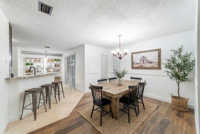 Foto del edificio - 111 Lobelia Rd