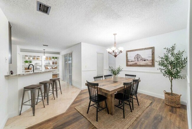 Foto del edificio - 111 Lobelia Rd