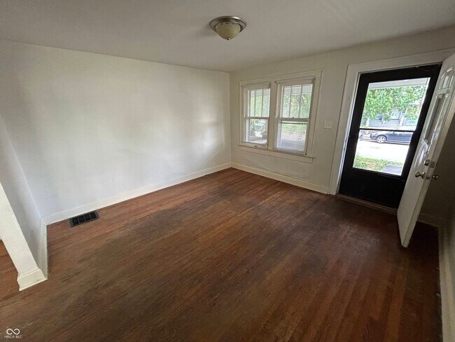Foto del edificio - 823 N Bradley Ave