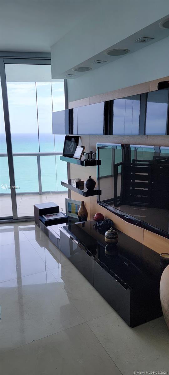 Building Photo - 17001 Collins Ave