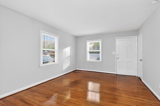 Building Photo - Spring Rent Special on this Adorable Two Bedroom Apartment Near Cotswold!