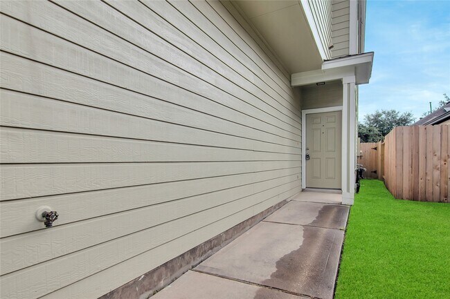 Building Photo - 16518 Strathmore Manor Ln