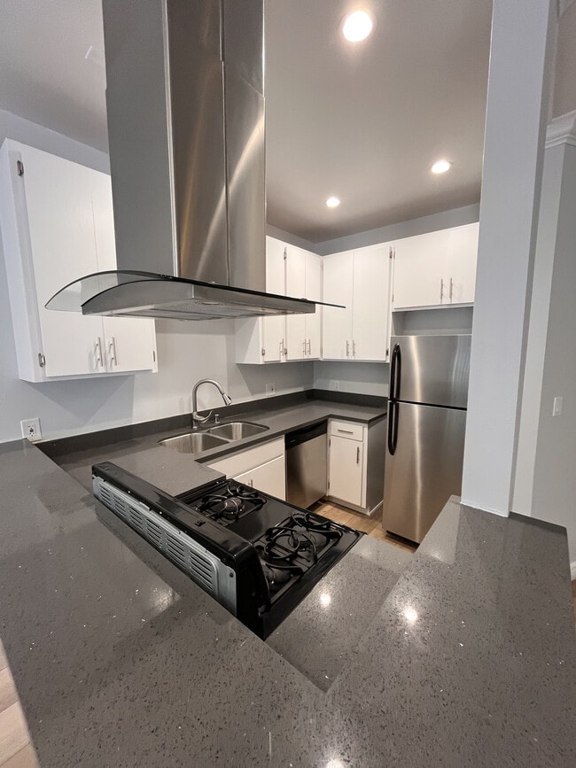 Foto del edificio - 2107 N Beachwood Dr