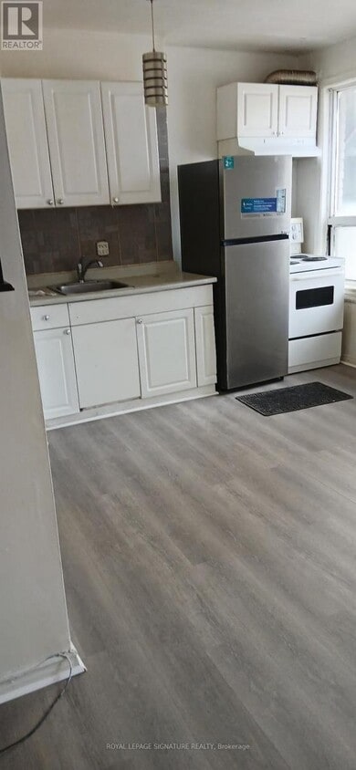 Building Photo - 954 Danforth Ave