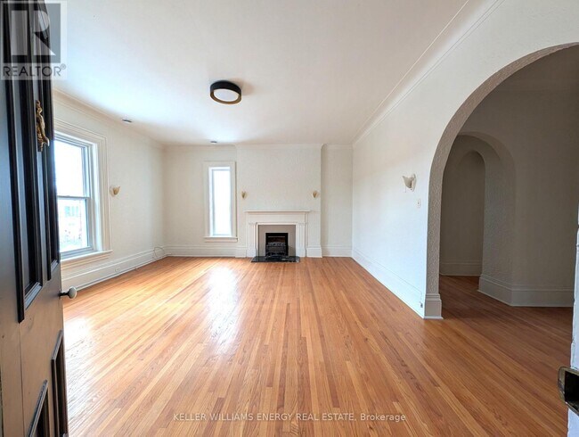 Building Photo - 35 King St