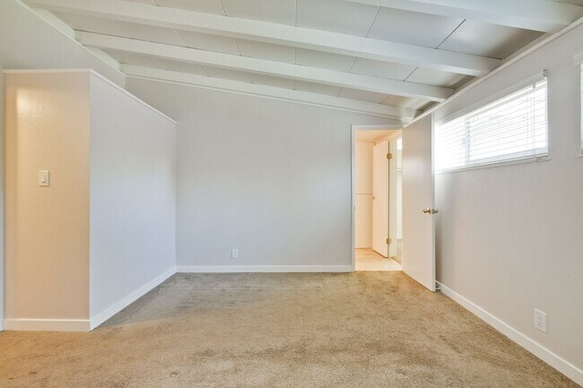 Building Photo - Updated Sunnyvale Home!