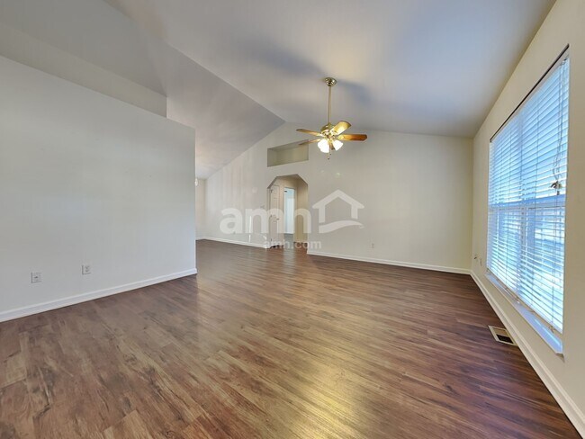 Building Photo - 629 Liverpool Lane