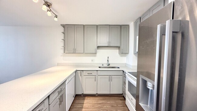 Foto del edificio - Beautifully Renovated 2-Bedroom, 2-Bathroom Condo 1-Parking