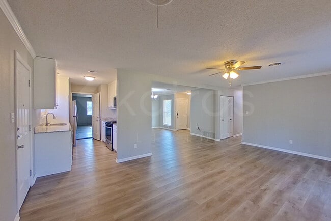 Building Photo - 3400 Teckla Blvd