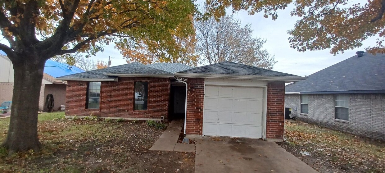 Primary Photo - Rockwall Rare Find! 3/2 Accepting Housing ...