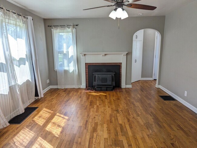 Building Photo - AVAILABLE NOW! - 2 Bedroom / 1 Bath Home i...