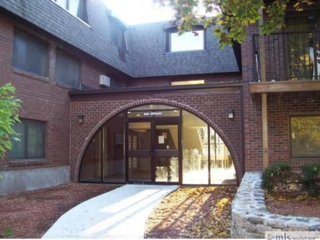 Building Photo - 688 Boston Post Rd E
