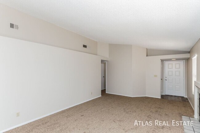 Building Photo - STUNNING 3-Bedroom Home in a Prime Locatio...