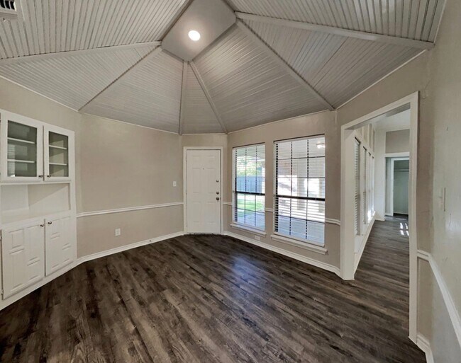 Foto del edificio - 611 Arbor Creek Dr