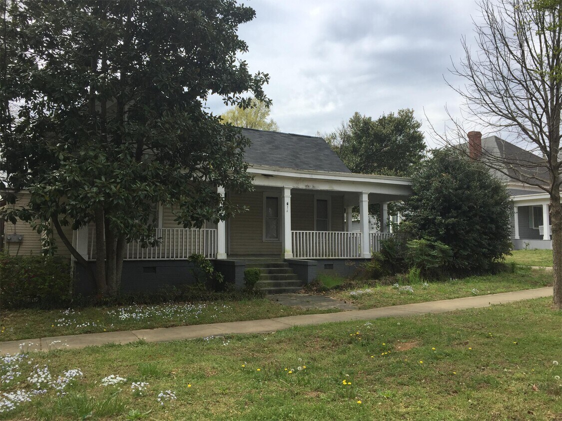 614 W Solomon St Unit D, Griffin, GA 30223 Apartment for Rent in