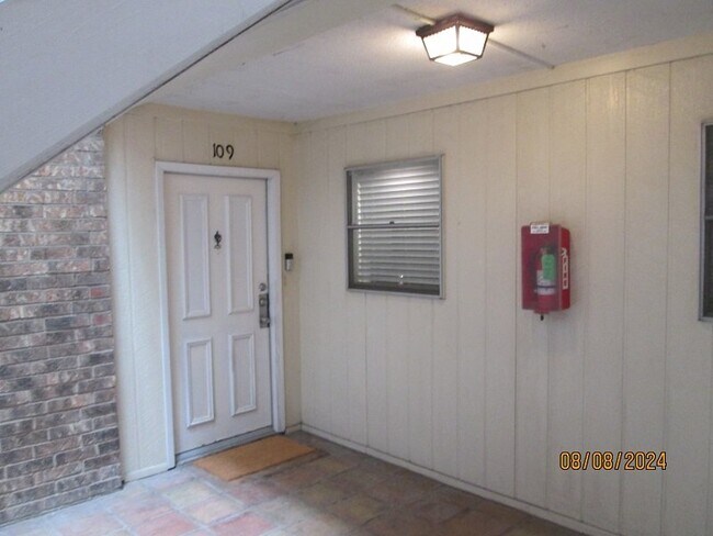 Building Photo - **NEAR THE MEDICAL CENTER** Attractive Con...