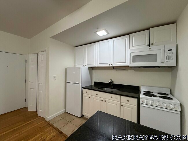 Building Photo - 529 Beacon St