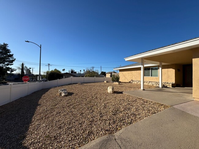 Foto del edificio - Beautifully Remodeled Granada Hills Pool Home