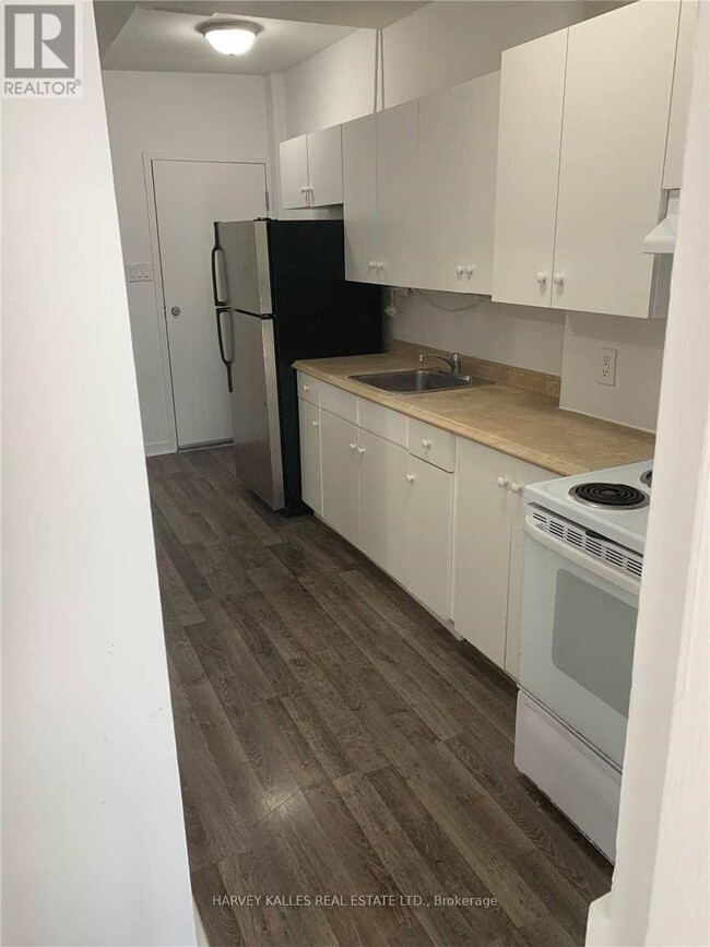 Photo du bâtiment - 881 St Clair Ave W