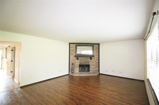 Building Photo - 5737 Valley Mills Dr