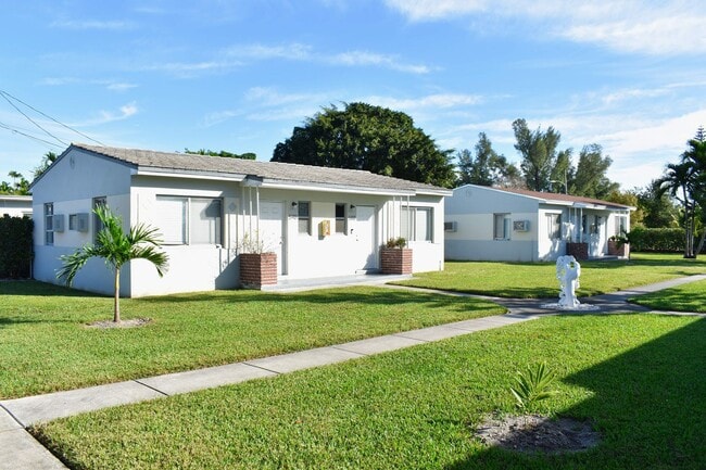 Building Photo - AVAILABLE NOW: For Rent - 2/1 Apartment fo...