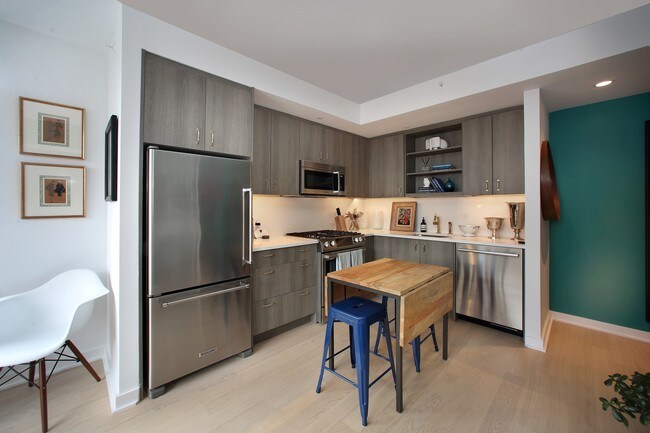 Building Photo - 515 W 38th St