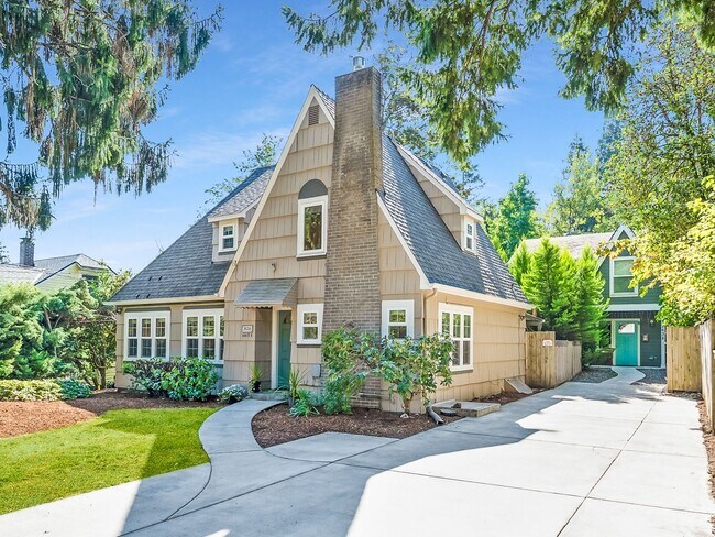 Building Photo - 2638 SW Custer St