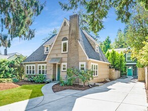 Building Photo - 2638 SW Custer St