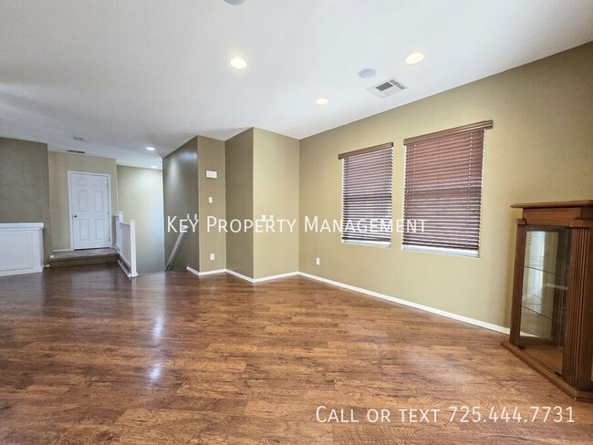 Building Photo - 3 Bedroom, 3 Bath, 3 Story home near Warm ...