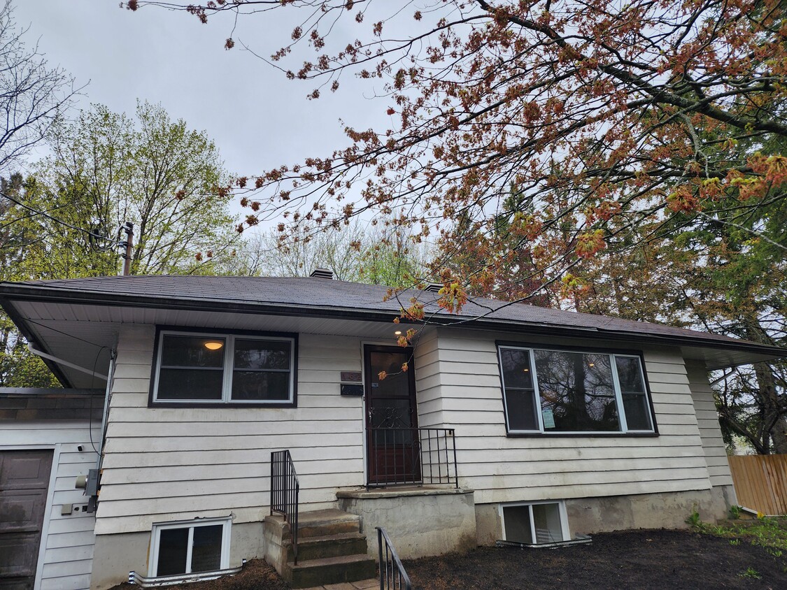 Primary Photo - 162 Anwatin St
