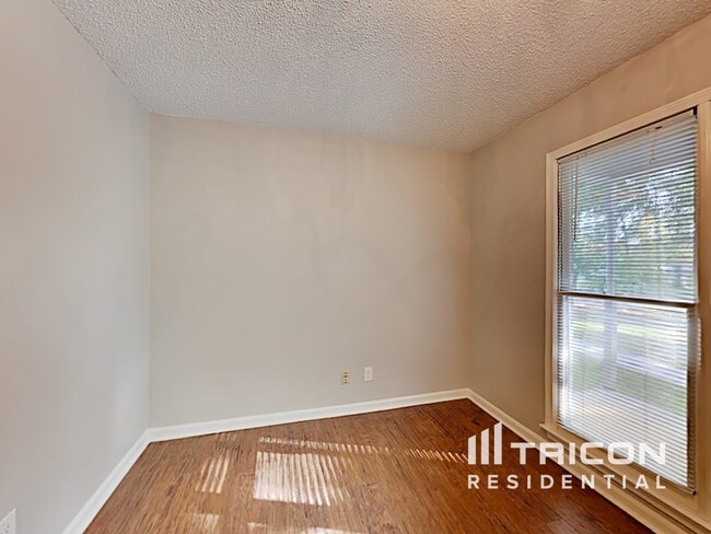 Foto del edificio - 1619 Highland Ct