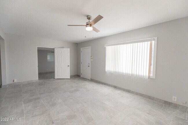 Foto del edificio - 8111 N 11th St