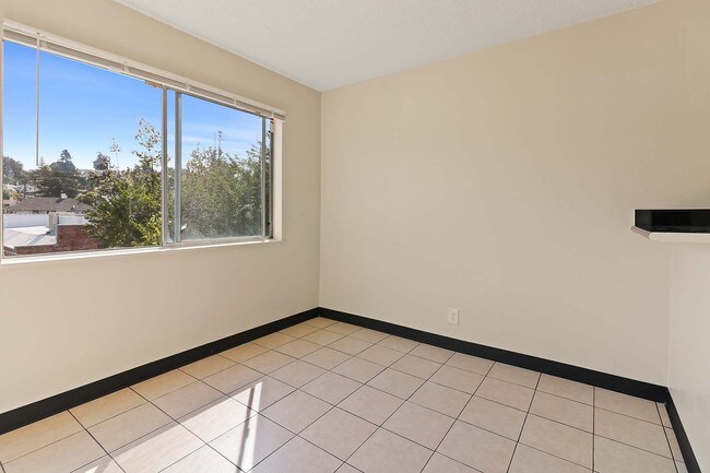 Building Photo - Bright Apartment with Parking in Grand Lake