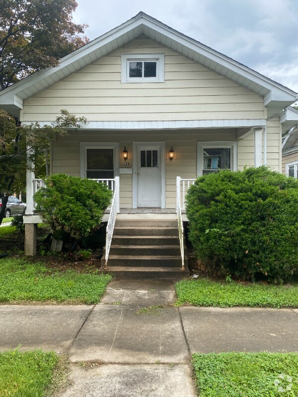 Apartments For Rent in Benton MO with Hardwood Floors 3 Rentals