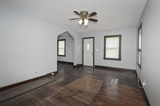 Building Photo - 318 W Crawford Ave