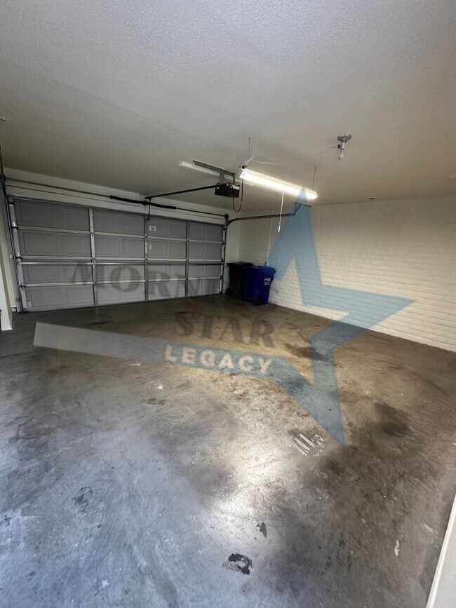 Building Photo - Large 2 bedroom with sunroom in immaculate condition.  Telshor neighborhood with garage!