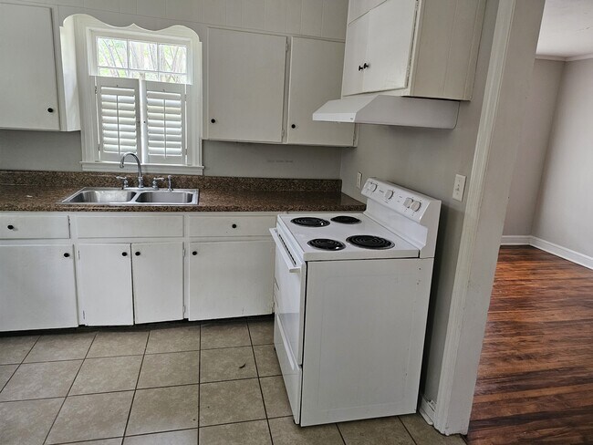 Foto del edificio - 406 W 6th St