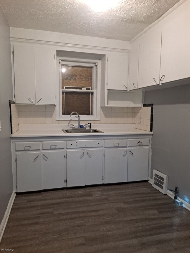 Building Photo - 2 br, 1 bath Duplex - 11351 Greiner St